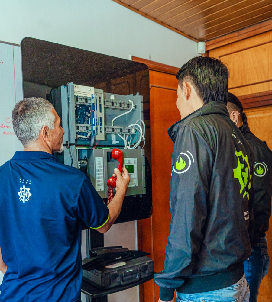 sh-ingenieria-seguridad-electronica-alarma-contra-incendio-deteccion-empresa-bogota-colombia-equipo-trabajo-work-tecnicos-trabajadadores-photo-1